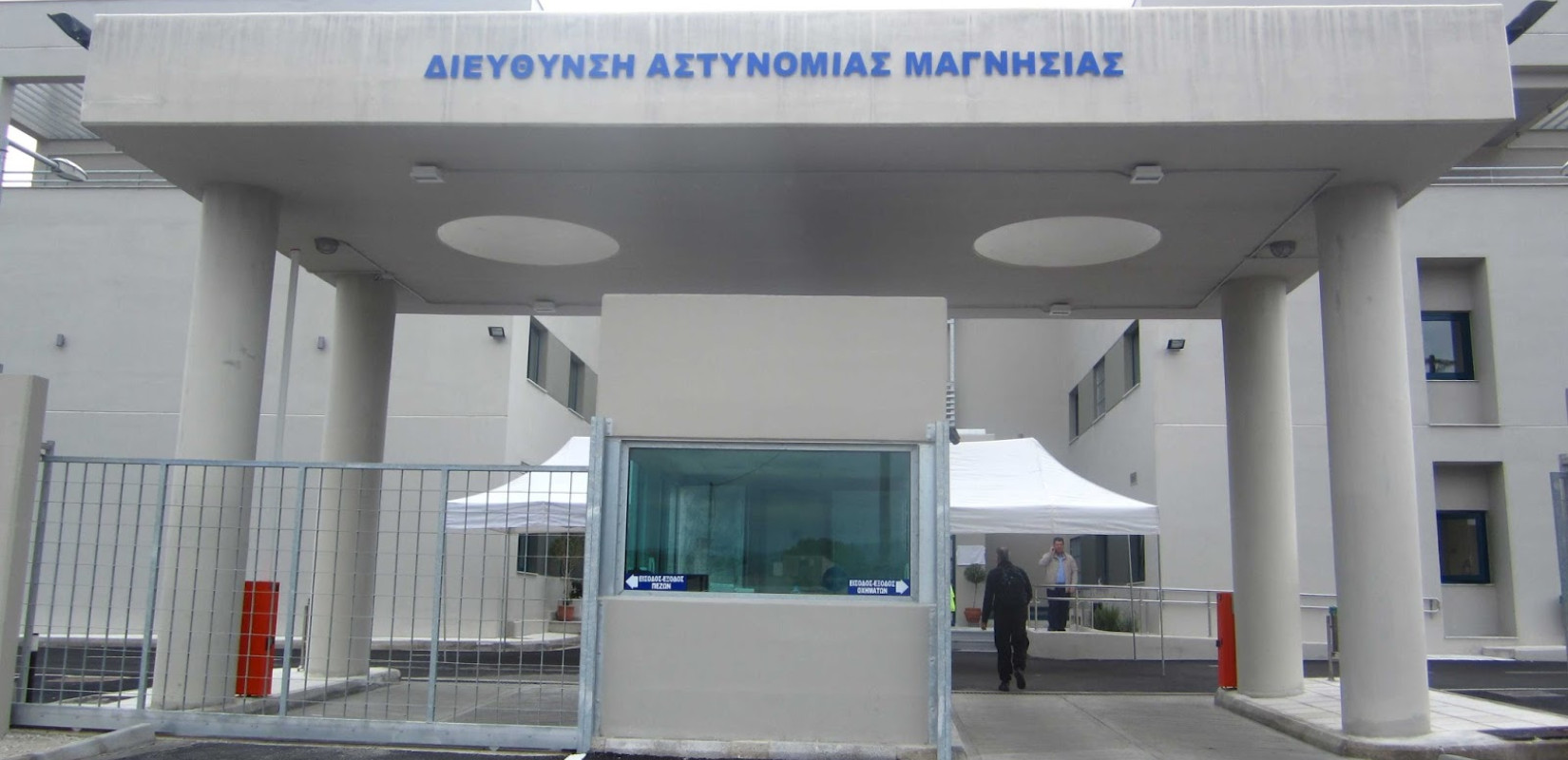 Βόλος: Παρουσιάστηκε στο Αστυνομικό Τμήμα, χτύπησε τους αστυνομικούς και συνελήφθη