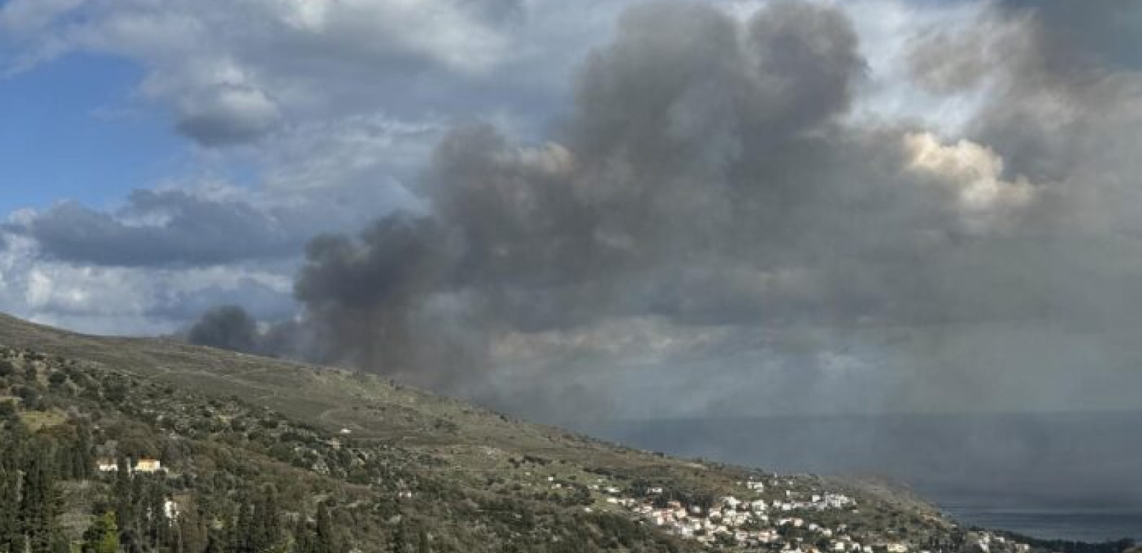 Μεγάλη φωτιά στην Άνδρο με ανέμους 5 - 7 μποφόρ (φωτ.)