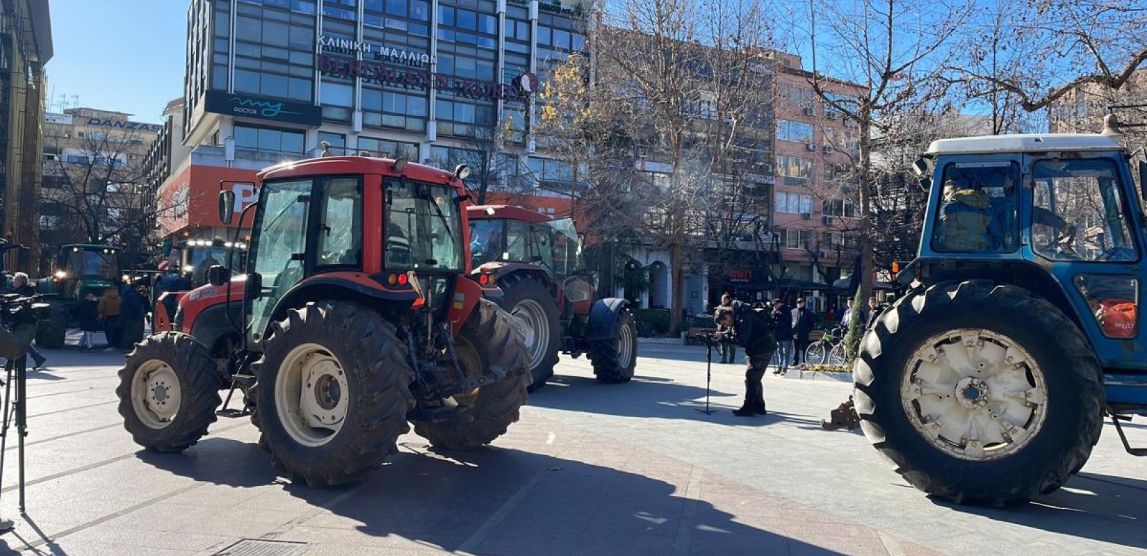 «Ζεσταίνουν» τις μηχανές των τρακτέρ οι αγρότες στα μπλόκα - Σήμερα το μεγάλο συλλαλητήριο στη Λάρισα