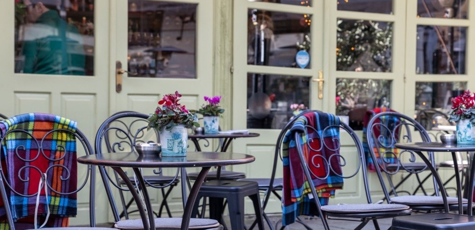 Στο γοητευτικό κι αγαπησιάρικο Lena's Bistro οι πελάτες είναι προσεχώς φίλοι