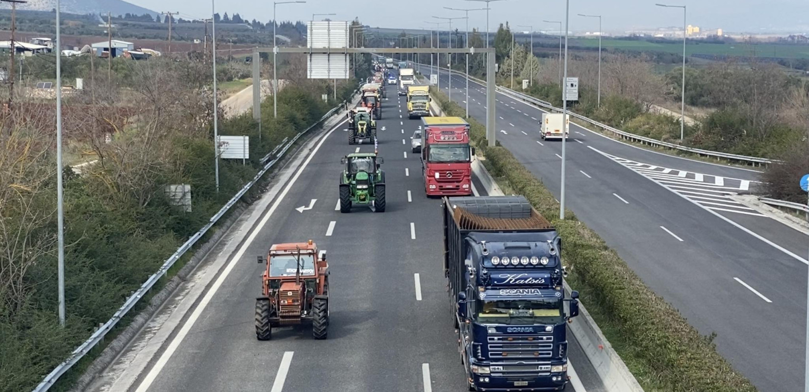 Ξεκίνησε για την Αθήνα το κομβόι των τρακτέρ από τη Λάρισα (βίντεο, φωτ.)