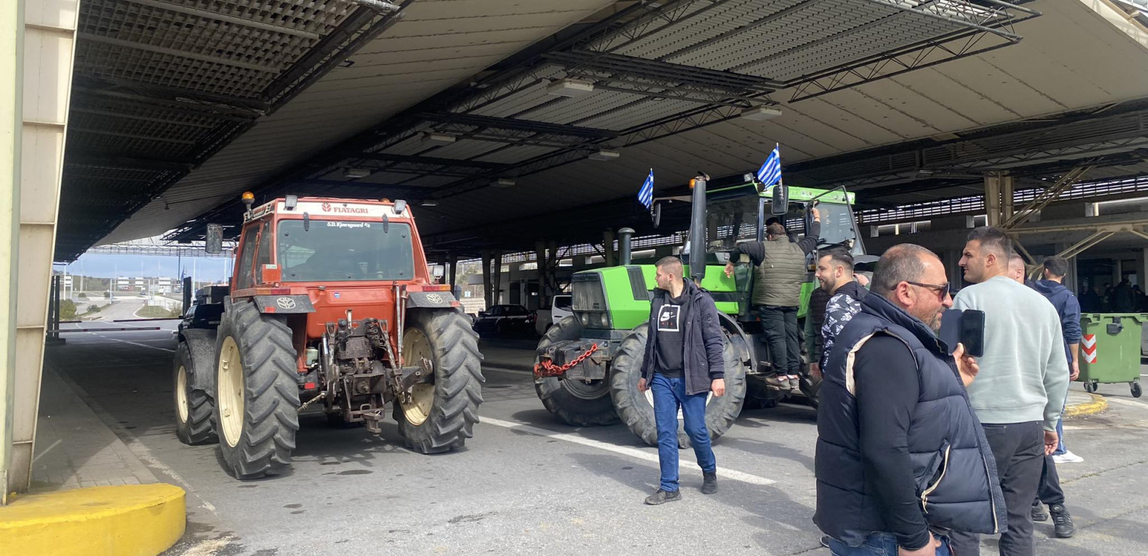 Οι αγρότες έκλεισαν το τελωνείο Ευζώνων (βίντεο, φωτ.)