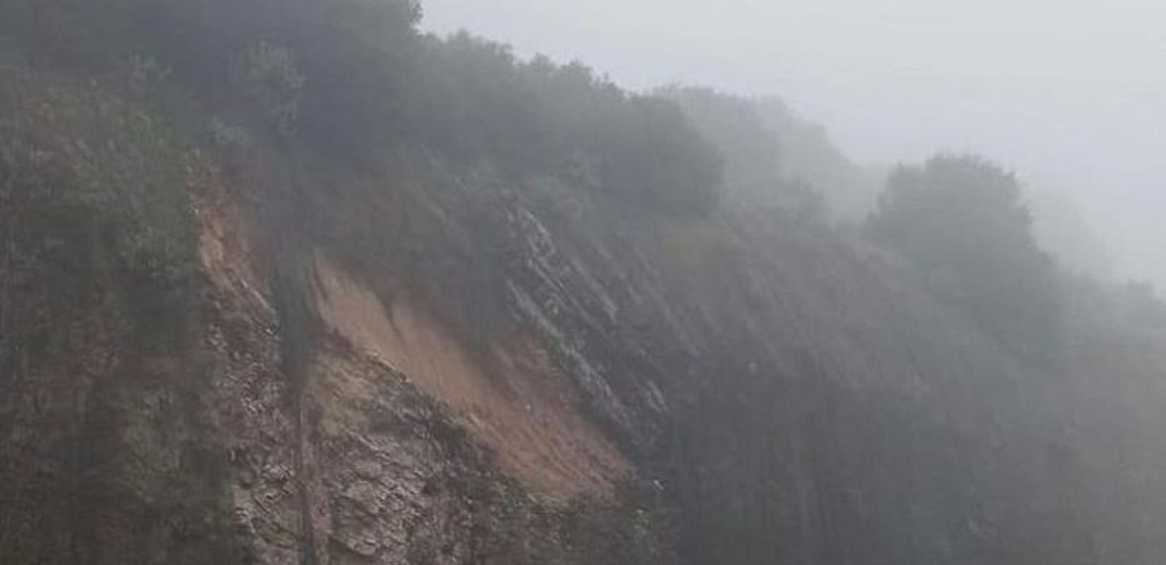 Έκλεισε λόγω κατολίσθησης η εθνική οδός Ιωαννίνων - Κόνιτσας (φωτ.)