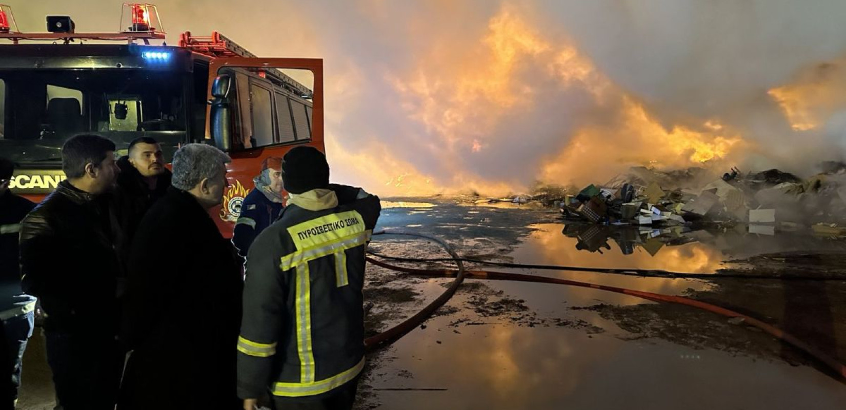 Τέθηκε υπό έλεγχο η φωτιά σε μπαζότοπο στο Ωραιόκαστρο (βίντεο)