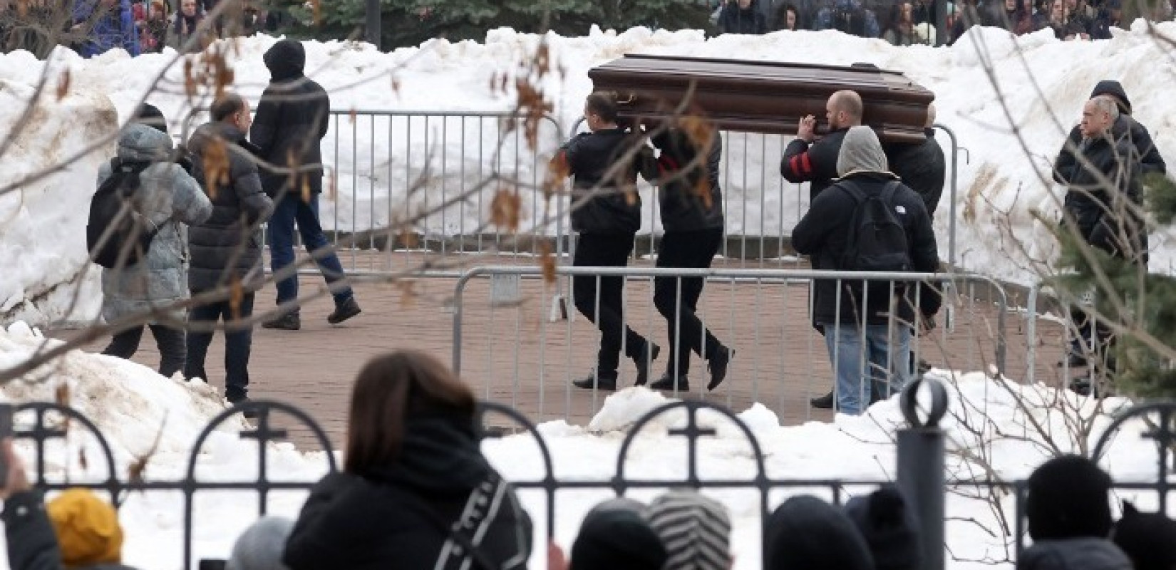 Ρωσία: Ο Ναβάλνι κηδεύτηκε στη Μόσχα - Χιλιάδες φώναζαν τo όνομά του και αντιπολεμικά συνθήματα