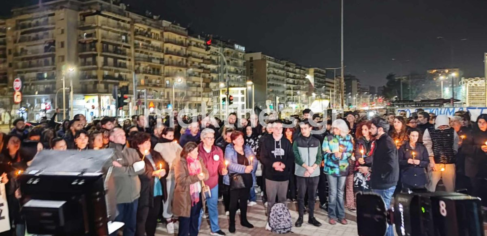 Το αντίο της Θεσσαλονίκης στους 57 νεκρούς των Τεμπών (βίντεο, φωτ.)