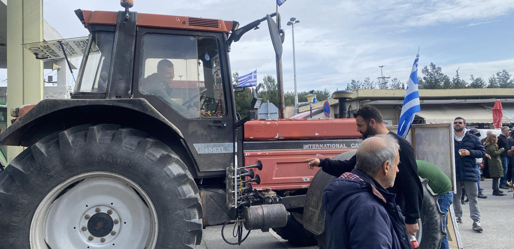 Αγρότες: Κλιμακώνουν τις κινητοποιήσεις τους στην Αιγιάλεια - Έκλεισαν για λίγη ώρα την παλαιά εθνική οδό Πατρών - Κορίνθου