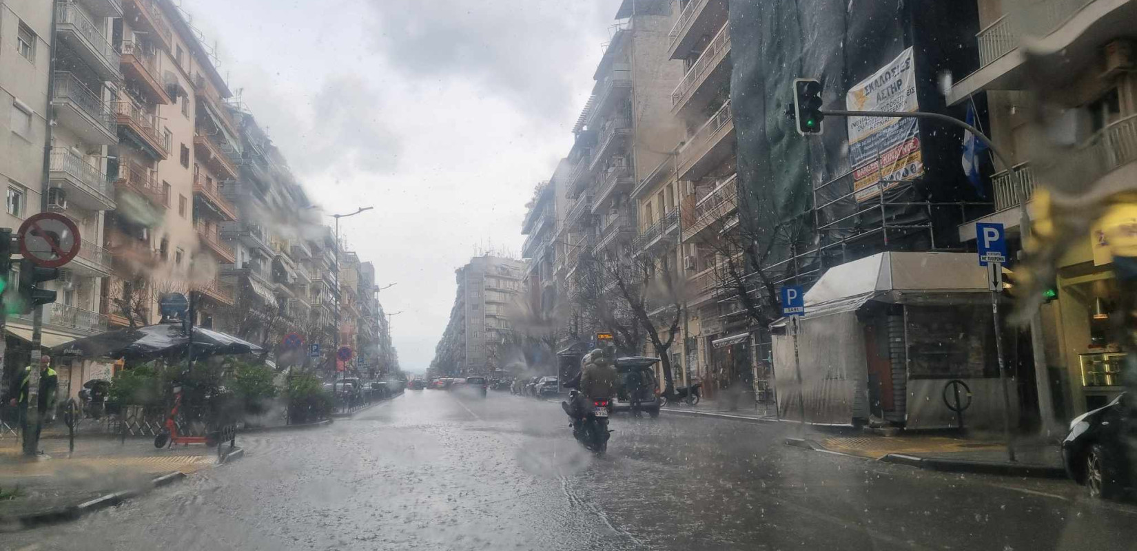 Θεσσαλονίκη: Ποτάμια οι δρόμοι από την μπόρα - Δείτε βίντεο, φωτογραφίες