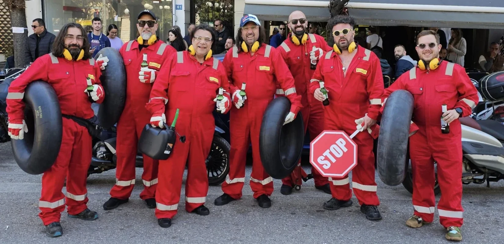 Καρναβαλιστές στο Αίγιο ντύθηκαν μηχανικοί Ferrari και έκαναν pit-stop αλά F-1 σε αυτοκίνητα (βίντεο)