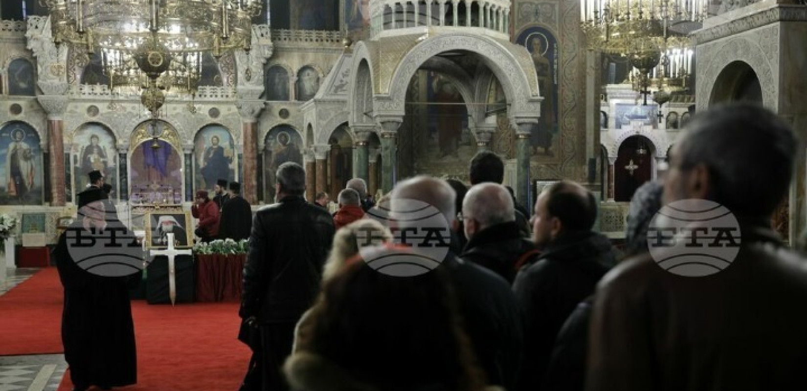 Βουλγαρία: Κληρικοί και λαϊκοί υποβάλλουν τα σέβη τους τελευταία φορά στον μακαριστό Πατριάρχη Νεόφυτο