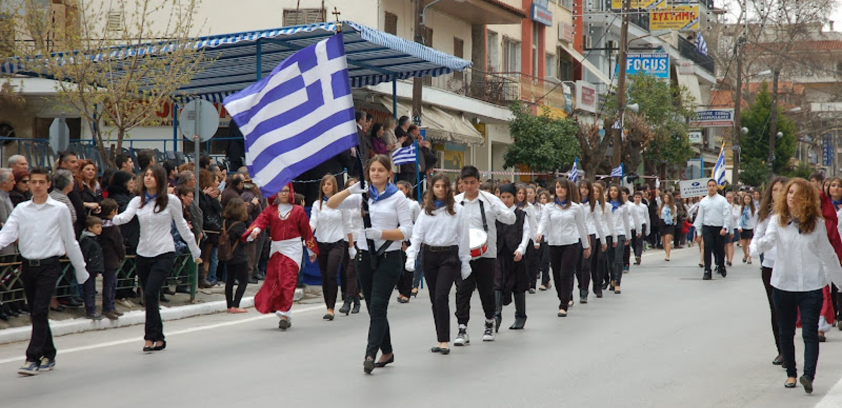 Στα δύο η παρέλαση σε Εύοσμο και Κορδελιό για να… χωρέσουν οι μισοί από τους 18.000 μαθητές