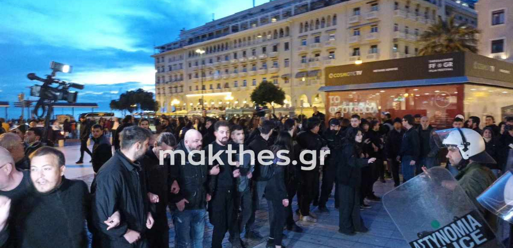 Θεσσαλονίκη: Πεδίο έντασης με αστυνομικούς, αντεξουσιαστές, φοιτητές κι εθνικιστές η Αριστοτέλους για την ταινία «Αδέσποτα Κορμιά» (βίντεο & φωτ.)