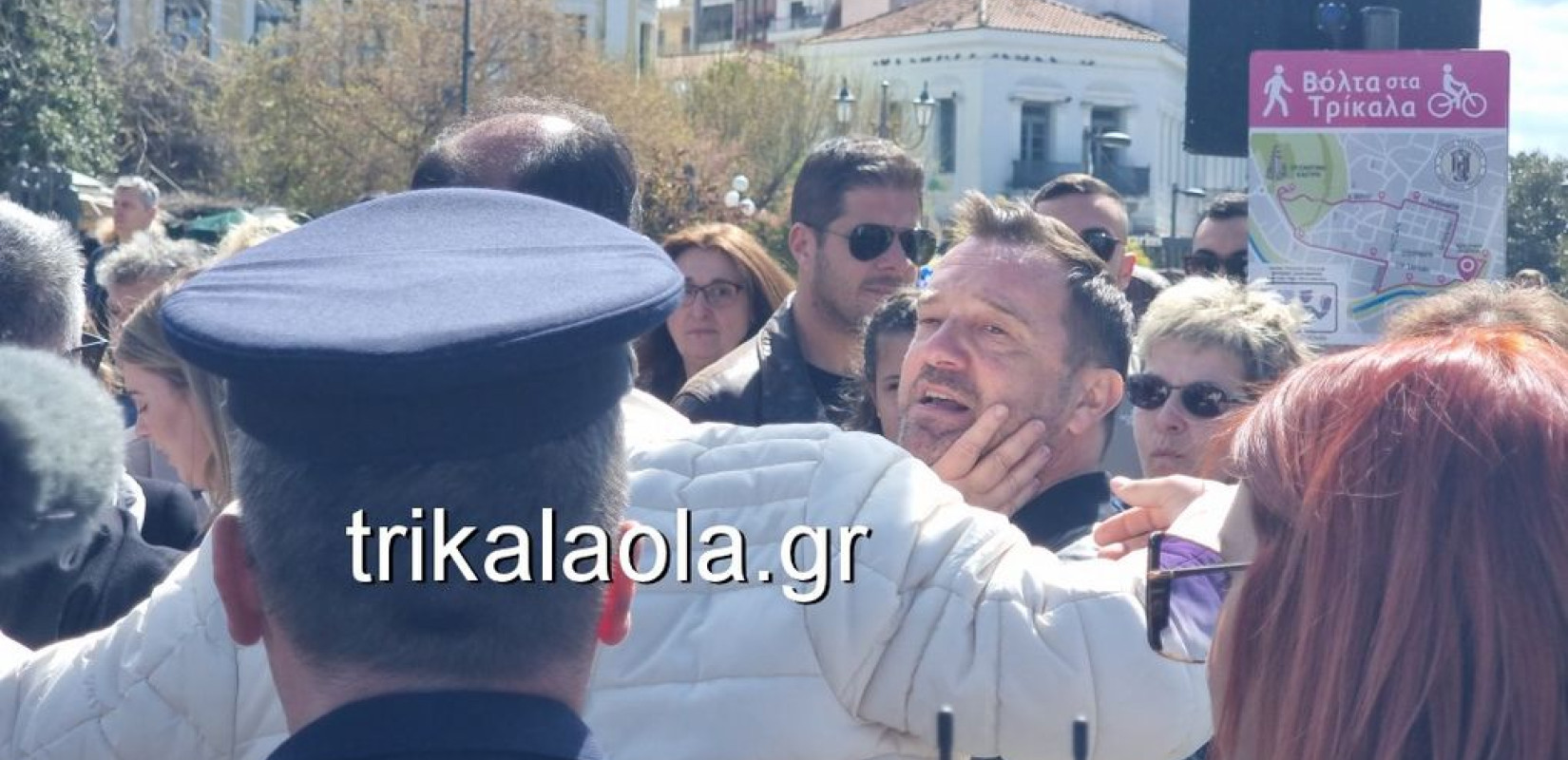 Τρίκαλα - Τέμπη: Ξέσπασαν στην παρέλαση οι γονείς των 3 κοριτσιών - Μαθητές δεν έστρεψαν το κεφάλι στους επισήμους (βίντεο, φωτ.)