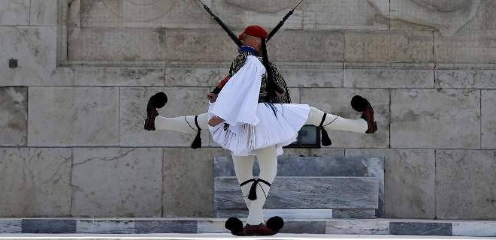 Λιποθύμησε Εύζωνας της Προεδρικής Φρουράς (φωτ.)