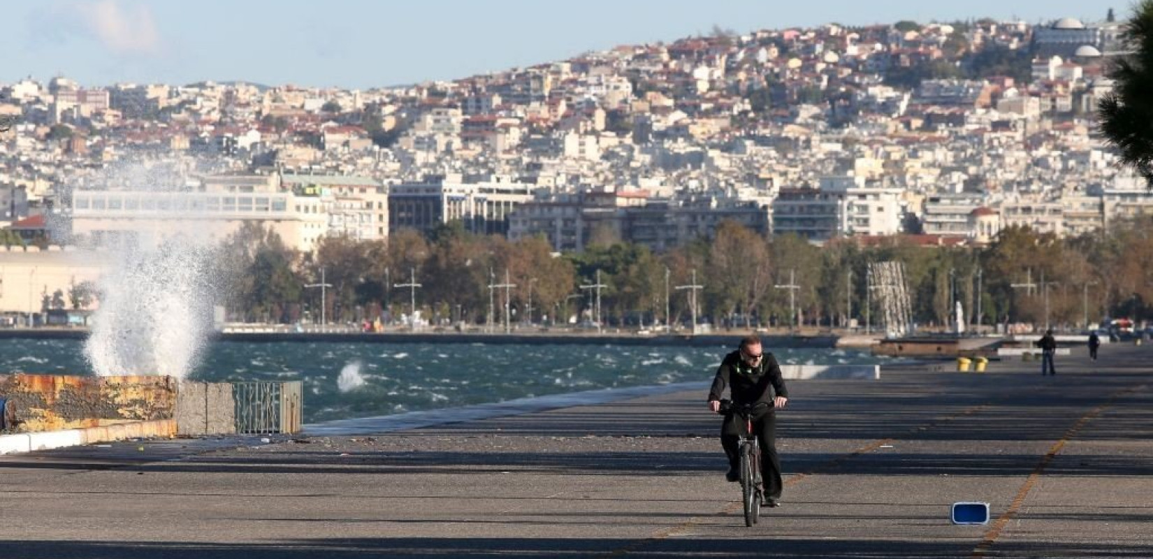 Ο καιρός την Τρίτη: Ασθενείς βροχές σε λίγες περιοχές και θυελλώδεις άνεμοι στο Αιγαίο (βίντεο)