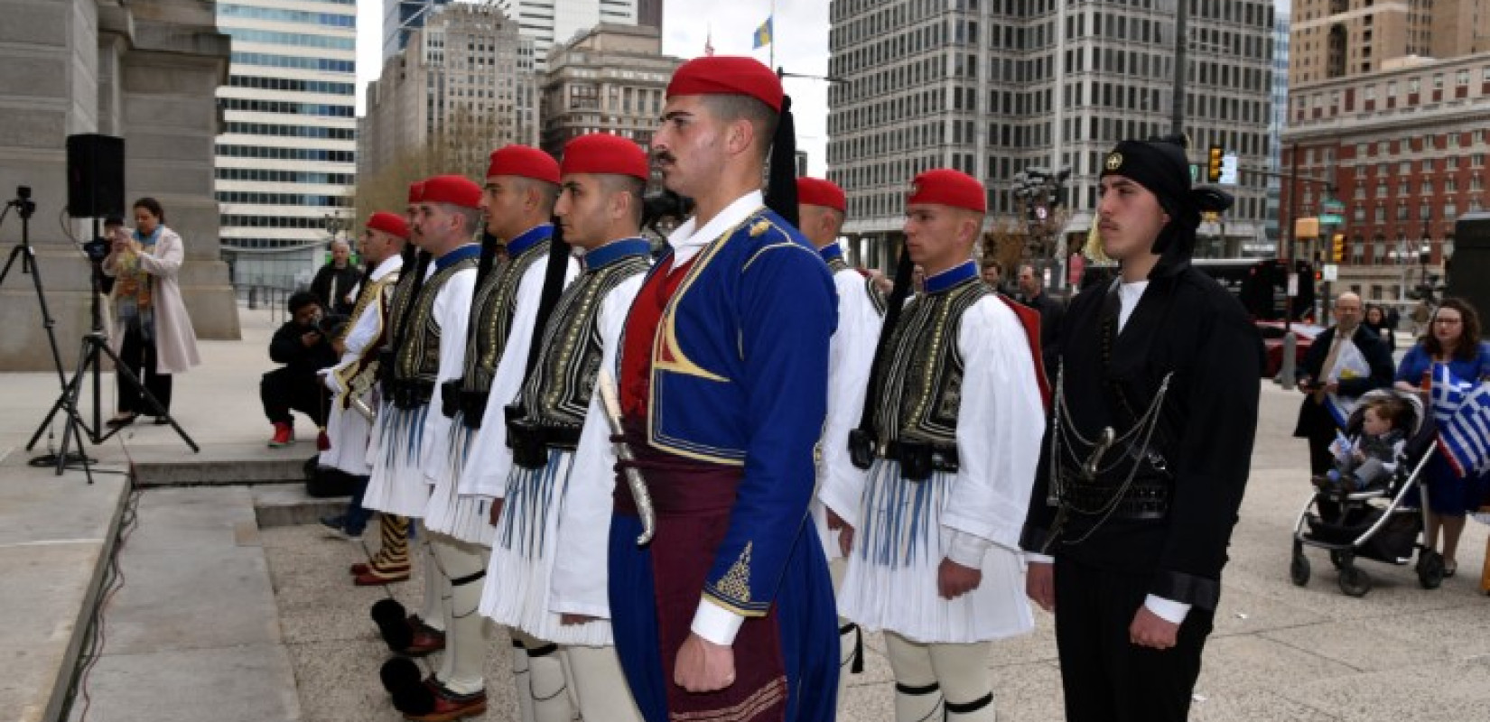 ΗΠΑ: Εύζωνες και χορευτικά στην έπαρση σημαίας στην Φιλαδέλφεια (φωτ.)