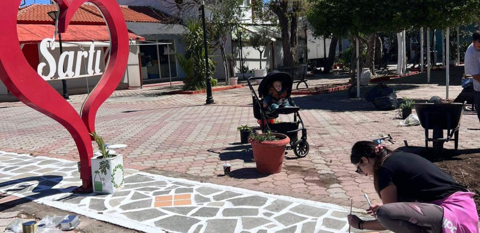 Χαλκιδική: Εθελοντές της Sarti goes green περιποιήθηκαν την κεντρική πλατεία (φωτ.)