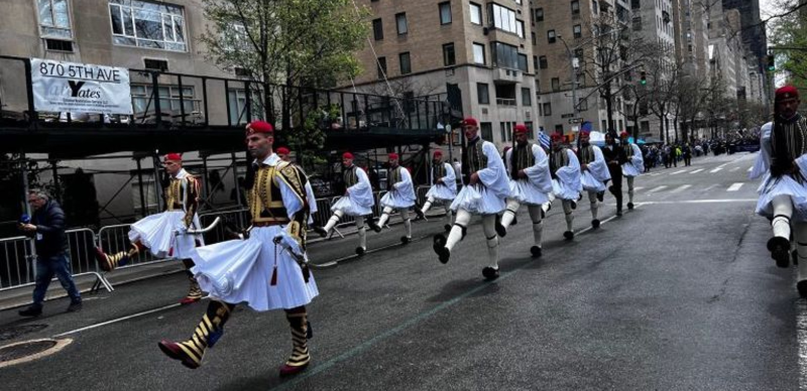 Νέα Υόρκη: H καρδιά του ελληνισμού χτύπησε στο Μανχάταν - Ελληνικές σημαίες, Εύζωνες και «Μακεδονία Ξακουστή» (βίντεο, φωτ.)