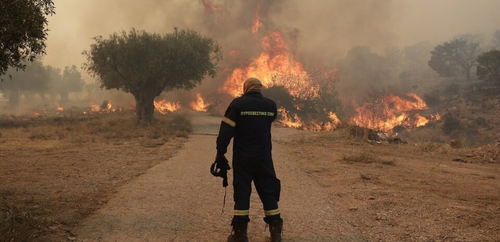 Κορωπί: Xειροπέδες σε δύο άτομα για πρόκληση πυρκαγιάς από βεγγαλικά