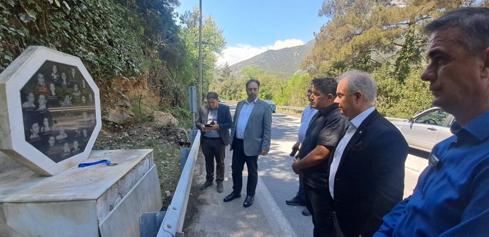 Τέμπη: Τρισάγιο για τους μαθητές από το Μακροχώρι που χάθηκαν σε τροχαίο πριν από 21 χρόνια (φωτ.)