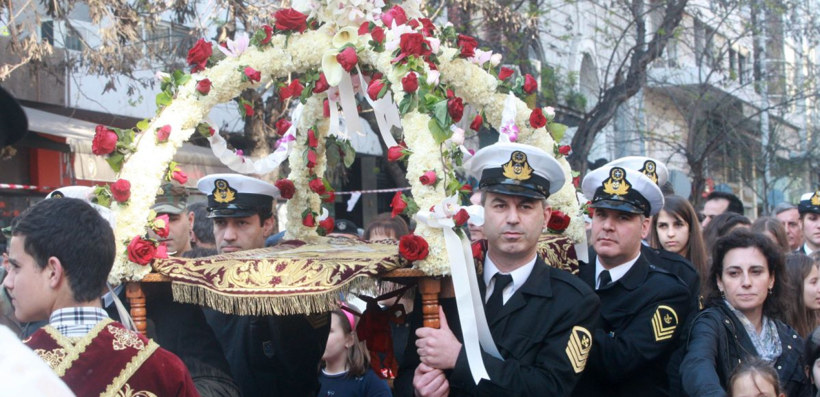 Θεσσαλονίκη: Ο πρώτος Επιτάφιος στο κέντρο της πόλης - Στις 21:00 η συνάντηση των πέντε Επιταφίων