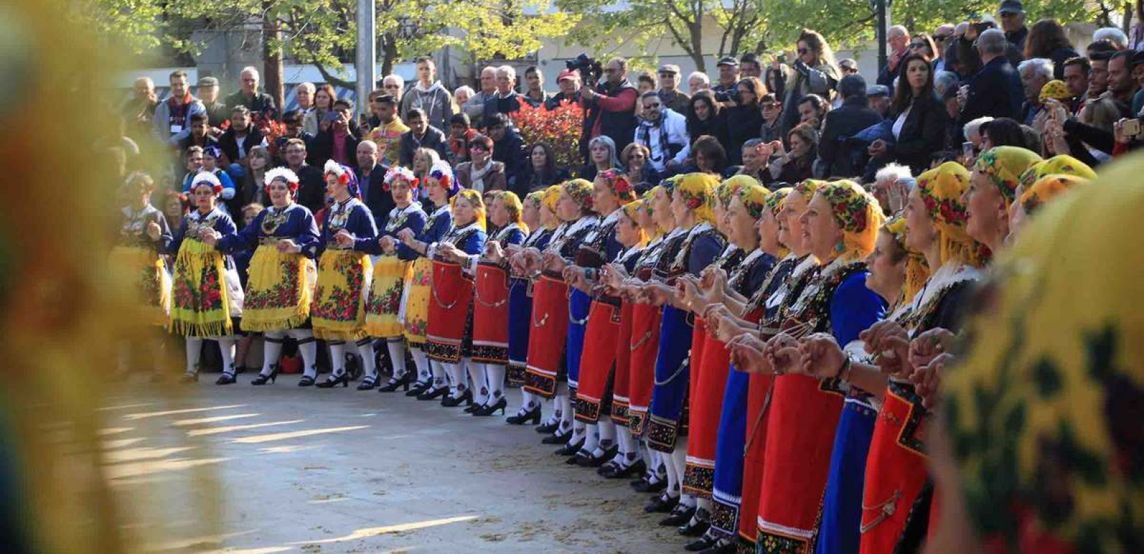 Πασχαλινά έθιμα: Χορός και χρώμα από τις Λαζαρίνες της Κοζάνης (βίντεο & φωτ.)