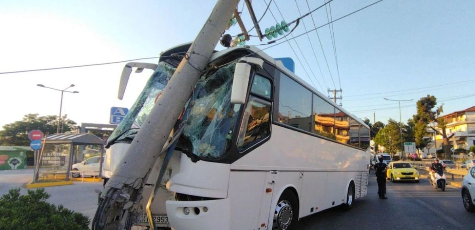 Αττική: Πούλμαν καρφώθηκε σε κολόνα στη Λεωφόρο Λαυρίου