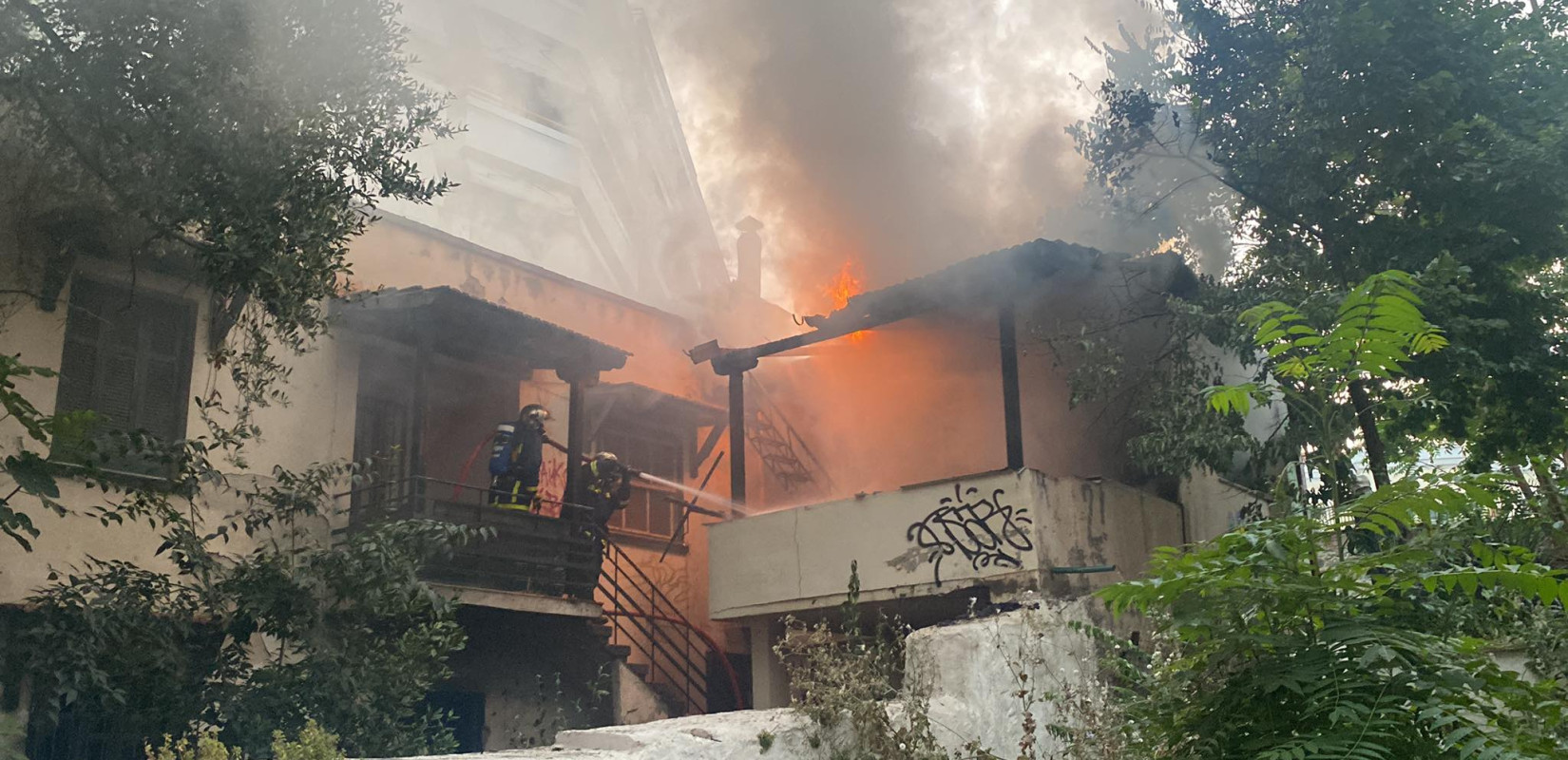 Θεσσαλονίκη: Φωτιά σε εγκαταλελειμμένο κτίριο στο κέντρο (βίντεο)
