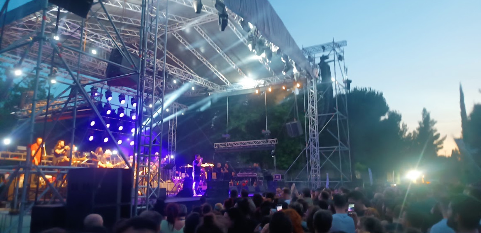 Χορός, πειρατικές σημαίες και... Πεχλιβάνης: Όλα όσα έγιναν στη συναυλία του Θανάση Παπακωνσταντίνου στη Θεσσαλονίκη (βίντεο, φωτ.)