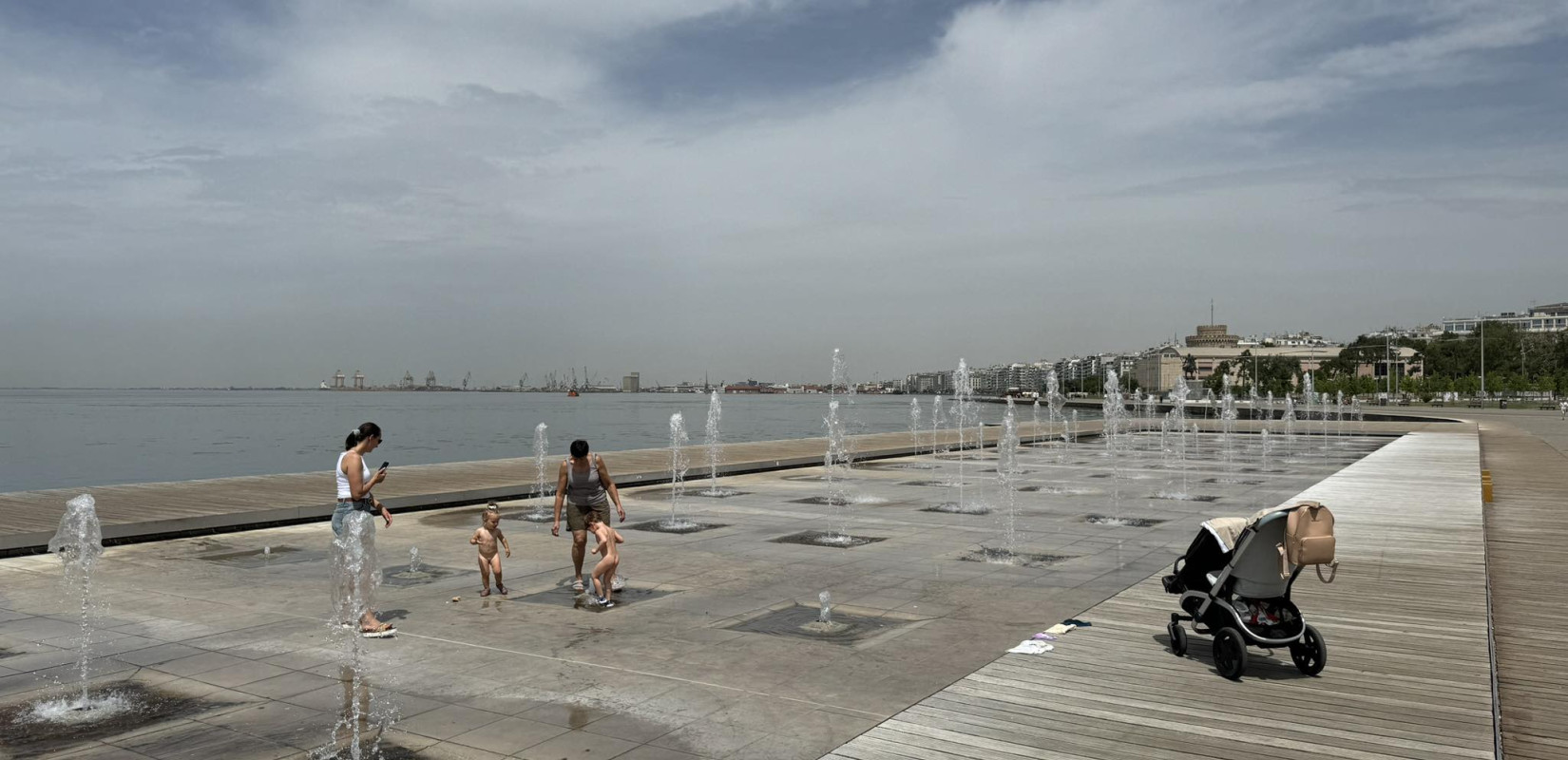 Θεσσαλονίκη: Βούτηξαν στα συντριβάνια για να δροσιστούν (φωτ.)