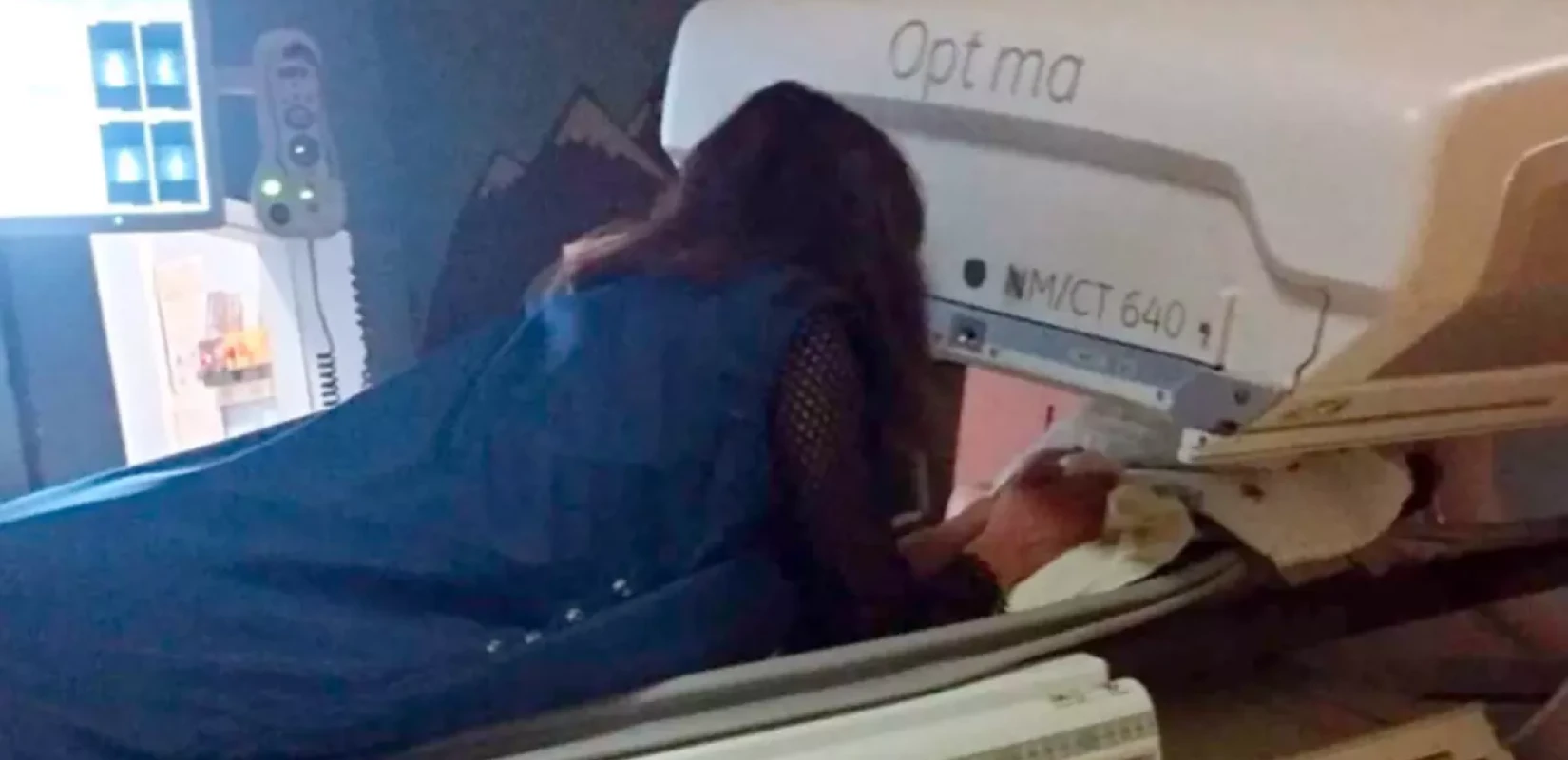 Συγκίνηση για την κίνηση ανθρωπιάς ακτινολόγου: Μπήκε στον αξονικό τομογράφο μαζί με εγκαταλελειμμένο βρέφος (βίντεο)