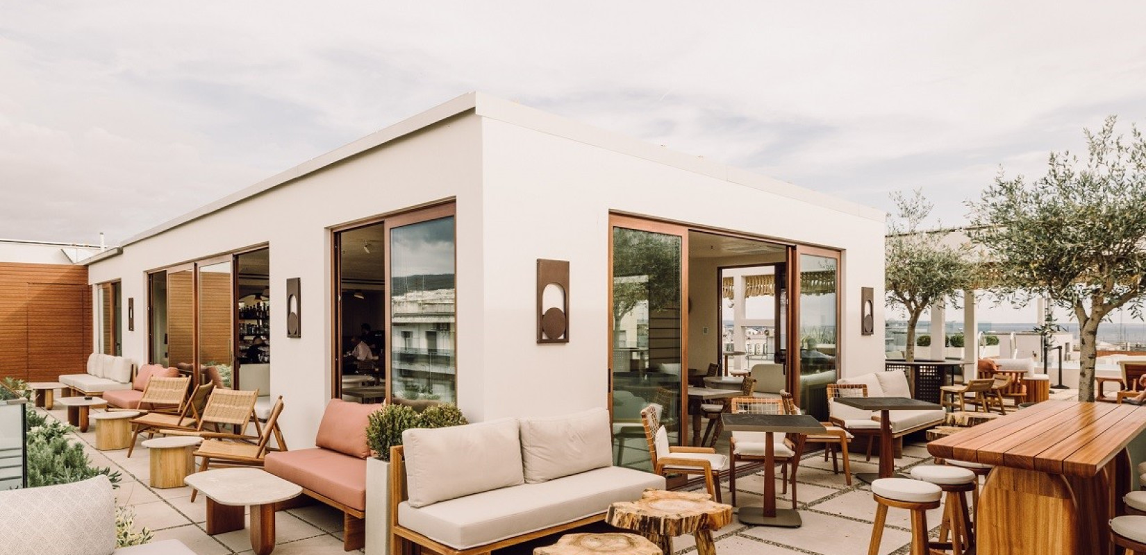 Ennea: To Rooftop bar της πόλης με τη θέα των 360° στην οροφή του πεντάστερου Ξενοδοχείου «MonAsty, Αutograph Collection», στην καρδιά του κέντρου της Θεσσαλονίκης