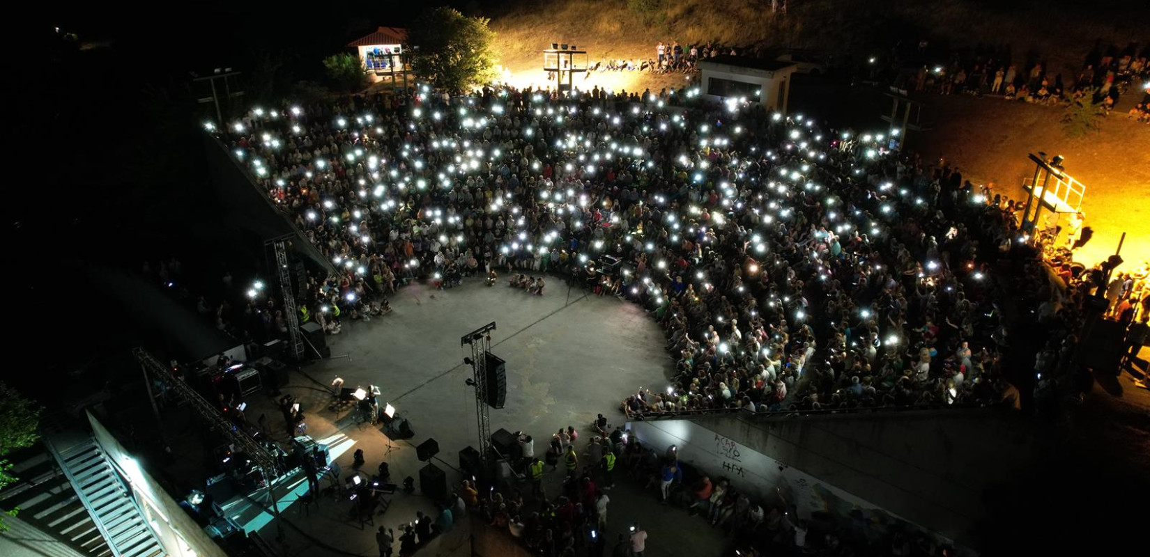 Κατάμεστο το Δημοτικό Θέατρο Δρυμού για τη συναυλία του Χ. Νικολόπουλου, της Μ. Ασλανίδου και του Σ. Διονυσίου (φωτ.)