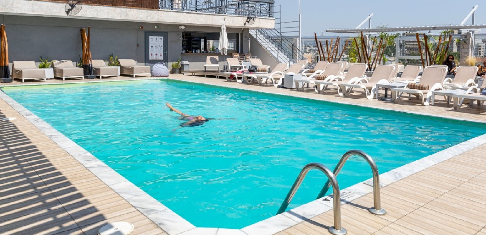 Capsis Hotel - RoofTop Piscina: Μία όαση δροσιάς στο κέντρο της πόλης