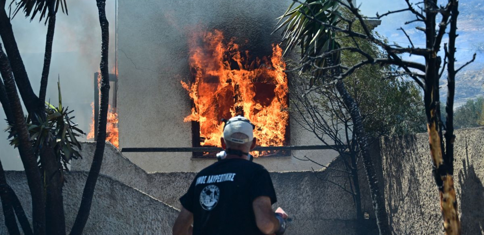 Φωτιά στην Κερατέα: Αστυνομικοί απομακρύνουν ηλικιωμένους από το σπίτι τους (βίντεο)