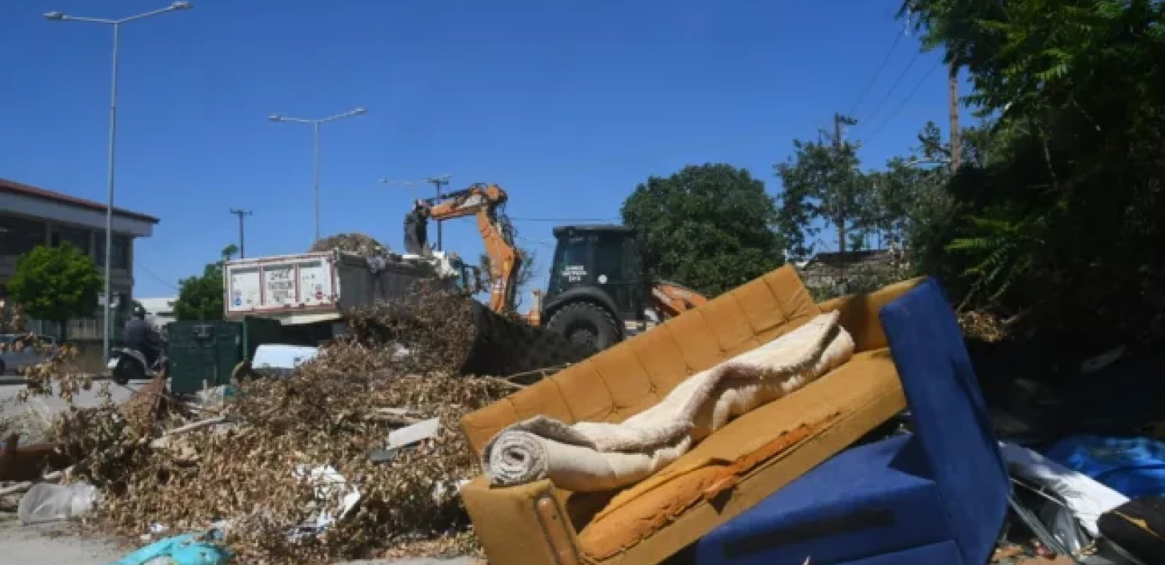 Αυτοσχέδιες χωματερές, βραδυφλεγείς βόμβες σε όλη τη Χαλκιδική - Πέταξαν ακόμη και καναπέ μέσα σε δάσος