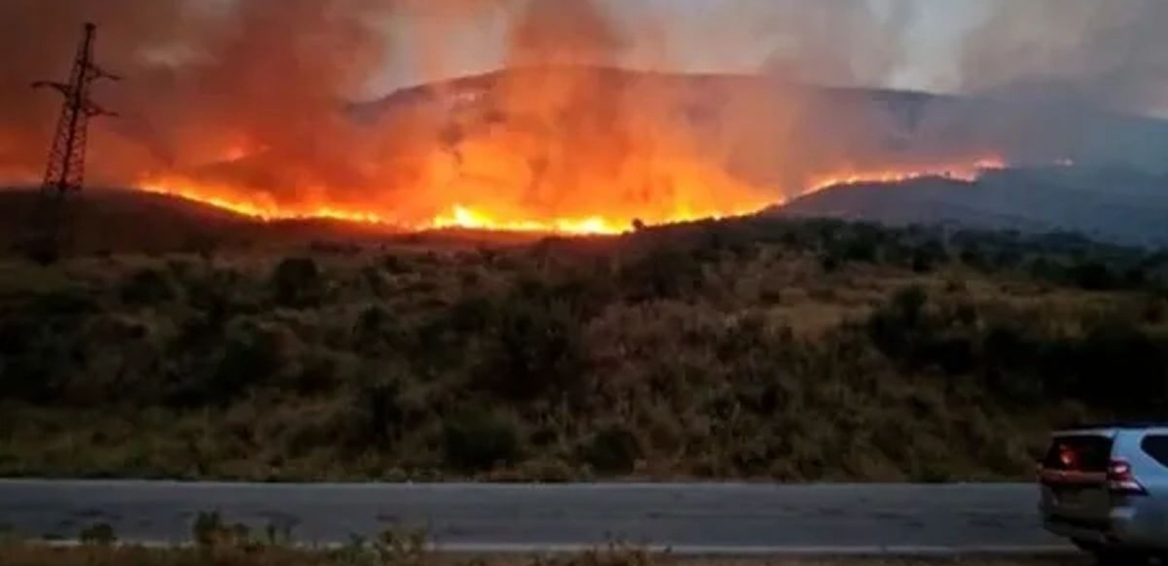 Φωτιά στο Λαύριο: Ήχησε το 112 - Eπίγειες και εναέριες δυνάμεις στο σημείο