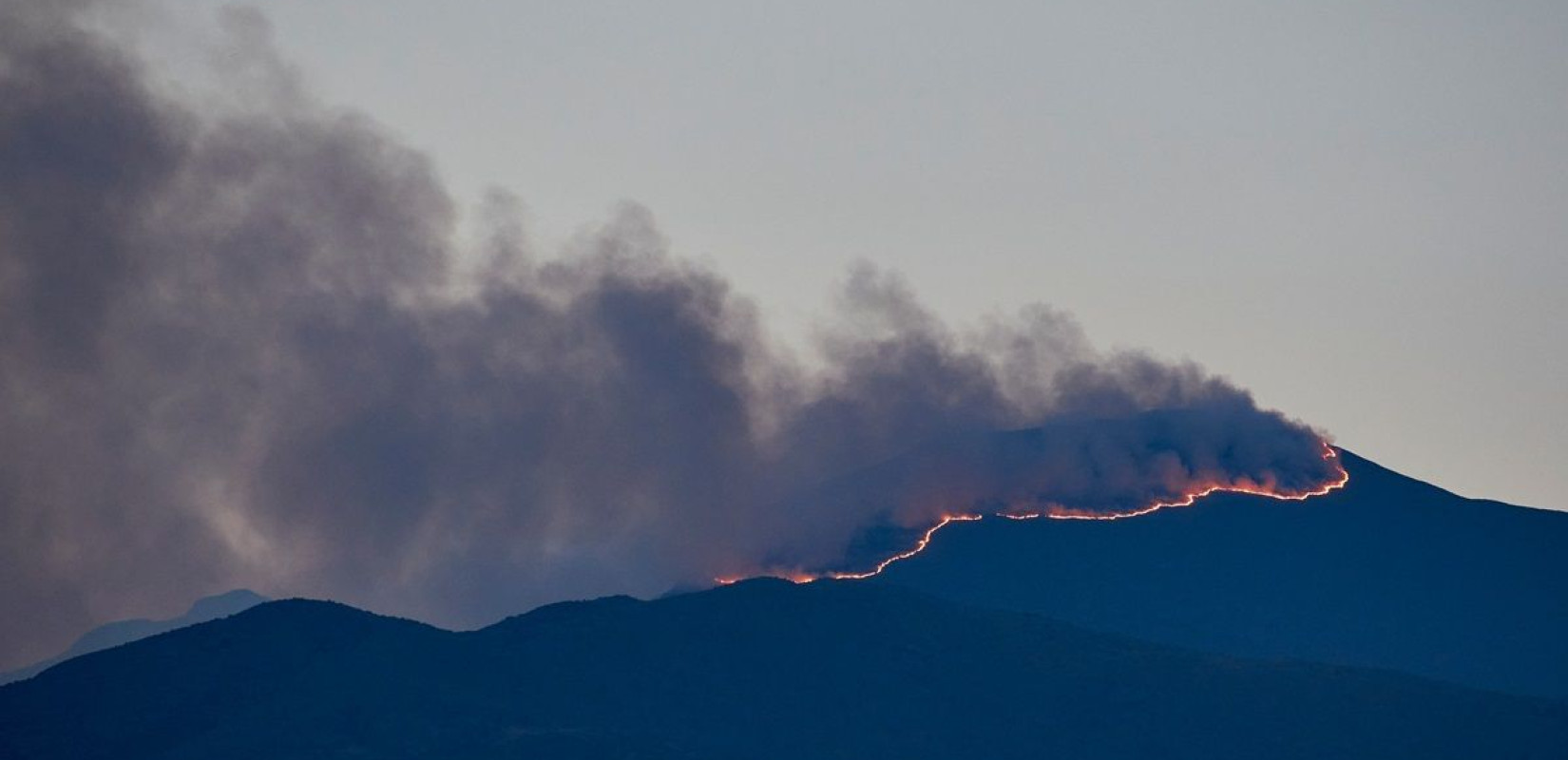 Καίει ανεξέλεγκτη η πυρκαγιά στο Φαλακρό όρος στη Δράμα (φωτ.)