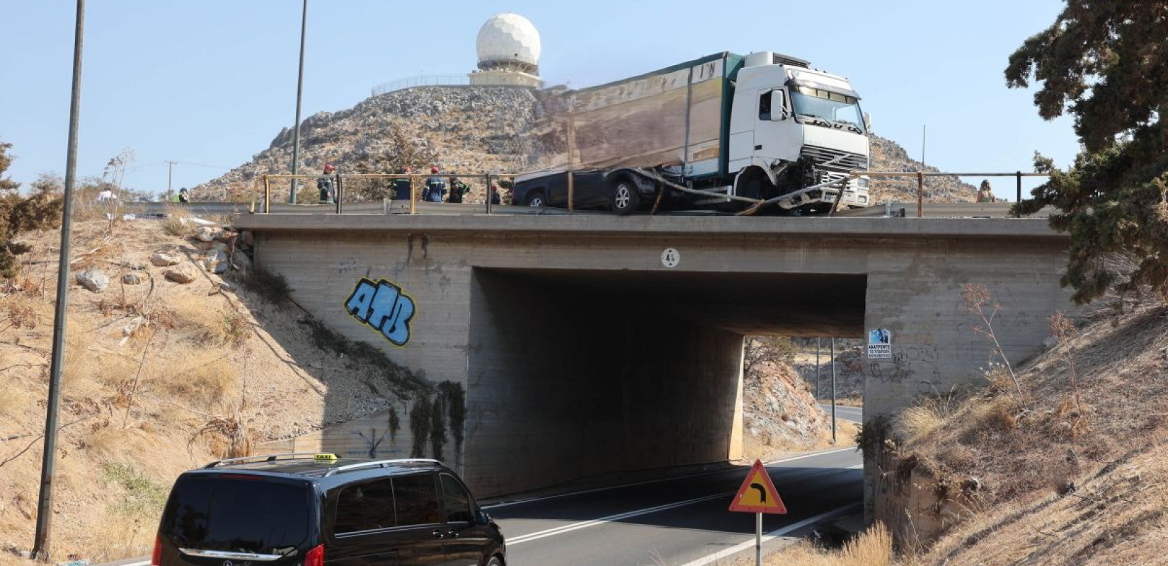 Φρίκη στην Κρήτη: Φορτηγό έπεσε σε άνθρωπο στη ΛΕΑ του ΒΟΑΚ και τον σκότωσε - Αγρότης που σταμάτησε να βοηθήσει μεταφέρθηκε σε σοκ στο νοσοκομείο (βίντεο)