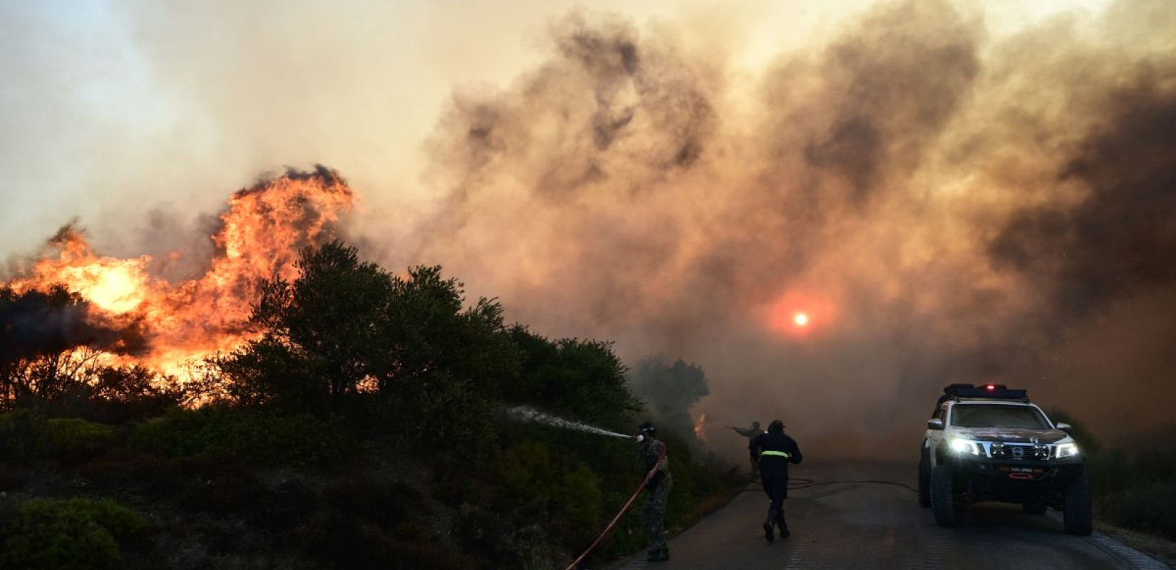 Σκληρή μάχη με τις φλόγες στην Εύβοια: Ήχησε πάλι το 112 για εκκένωση, μετά τον ολονύχτιο εφιάλτη (βίντεο, φωτ.)