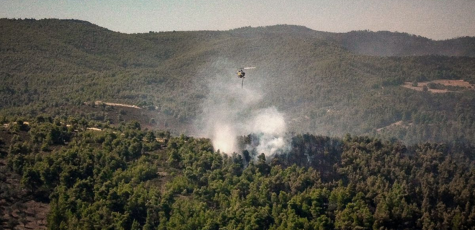 Χωρίς ενεργό μέτωπο η φωτιά στην Εύβοια: Μάχη με τις διάσπαρτες εστίες - Ξεκίνησαν οι ρίψεις από εναέρια μέσα (βίντεο)