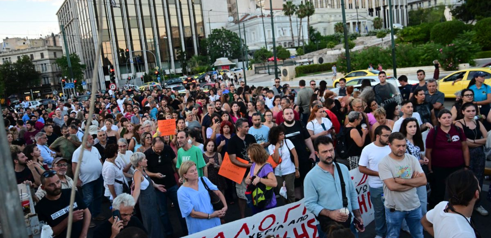 Πλήθος κόσμου στο Σύνταγμα για τη συναυλία κατά του νομοσχεδίου για τις δημόσιες δομές Ψυχικής Υγείας και Απεξάρτησης (φωτ.)