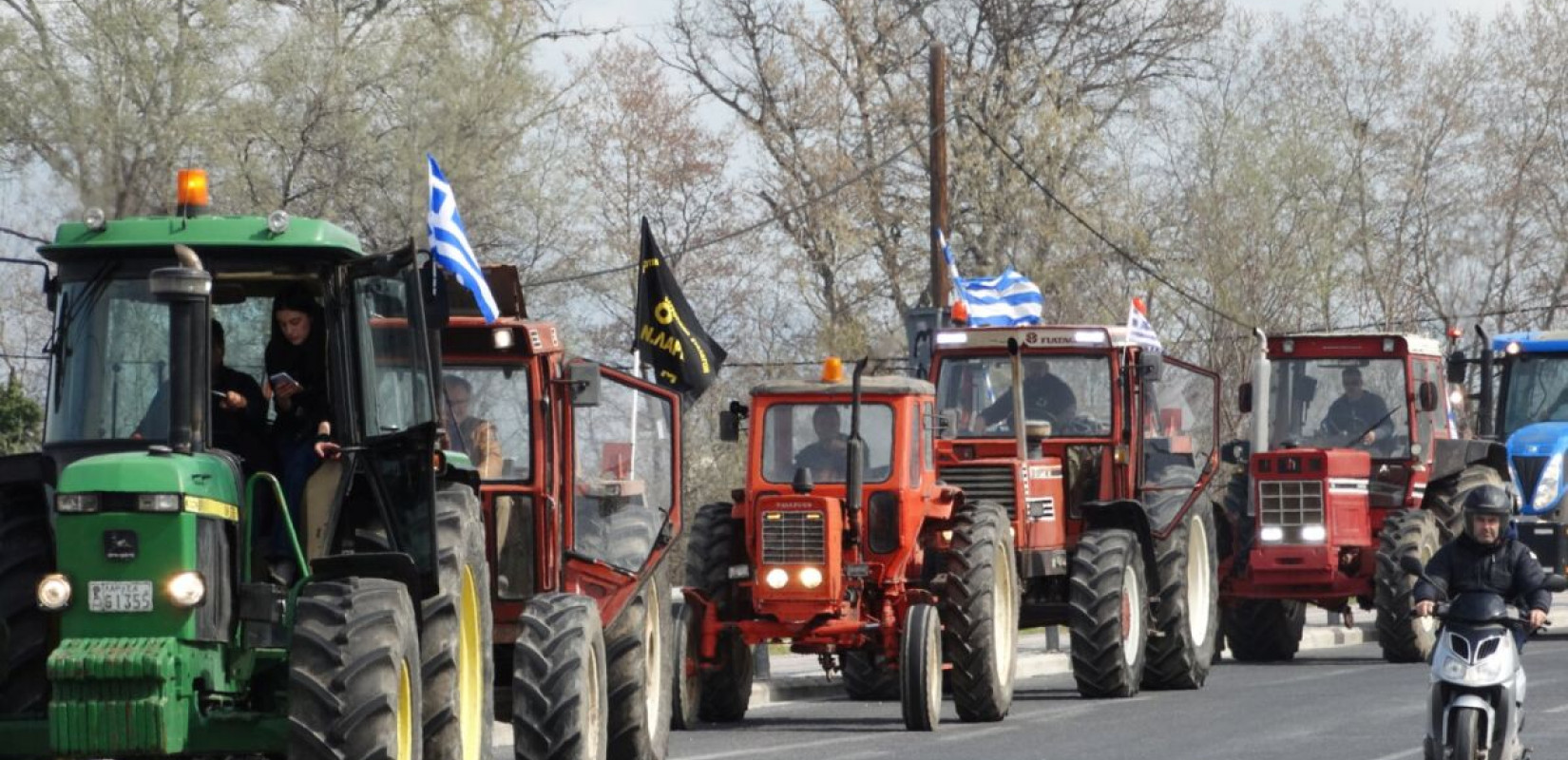 «Πατούν γκάζι» οι αγρότες της Θεσσαλίας - Απέκλεισαν τον κόμβο Μεγαλοχωρίου στα Τρίκαλα