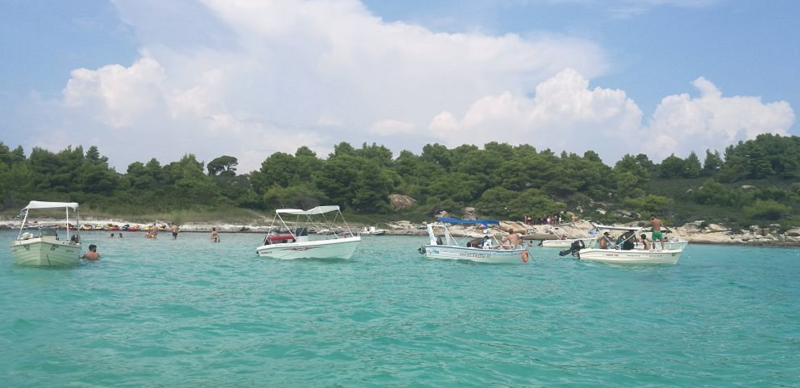 Χαλκιδική: Σε άναρχο «πάρκινγκ σκαφών» έχει μετατραπεί ο κόλπος της Βουρβουρούς