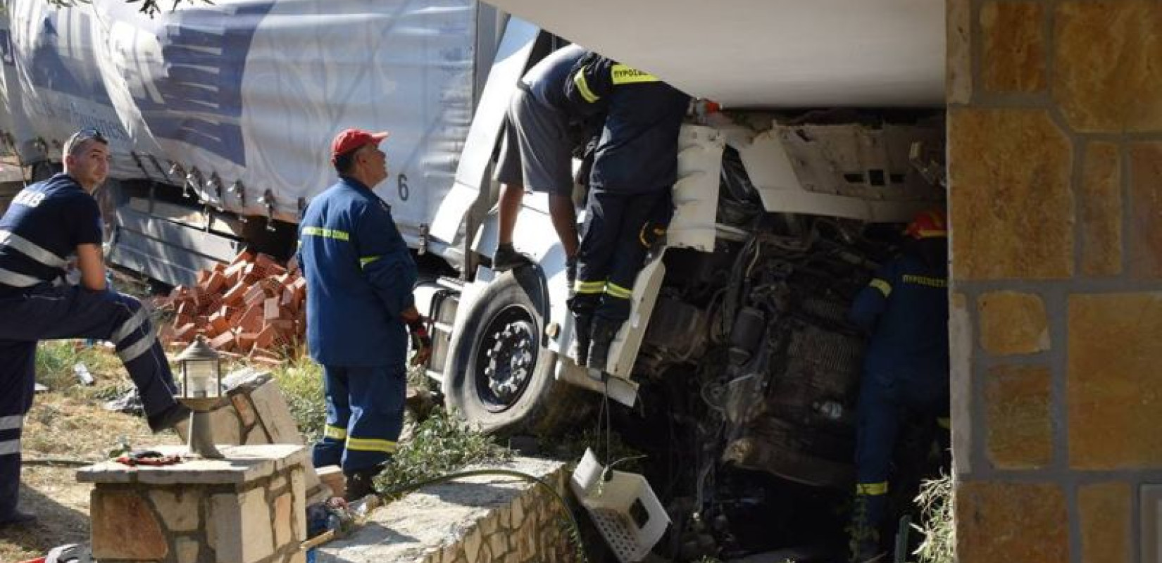 Τροχαίο ατύχημα στη Ζάκυνθο: Φορτηγό έπεσε σε σπίτι - Δύο τραυματίες (βίντεο)