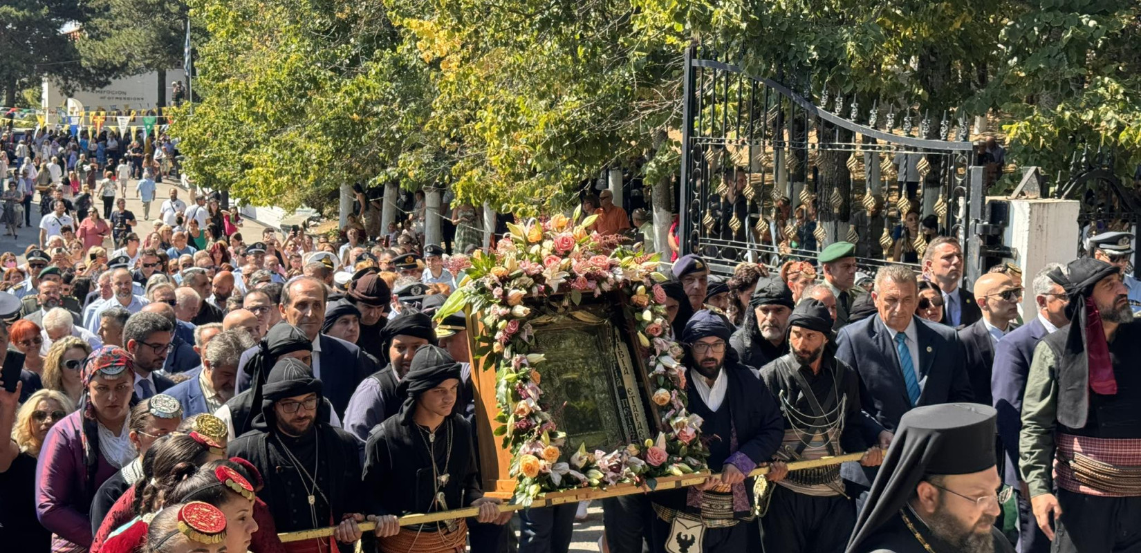 Με λαμπρότητα και συγκίνηση κορυφώθηκαν οι λατρευτικές εκδήλωσης στην Παναγία Σουμελά στο Βέρμιο (βίντεο, φωτ.)