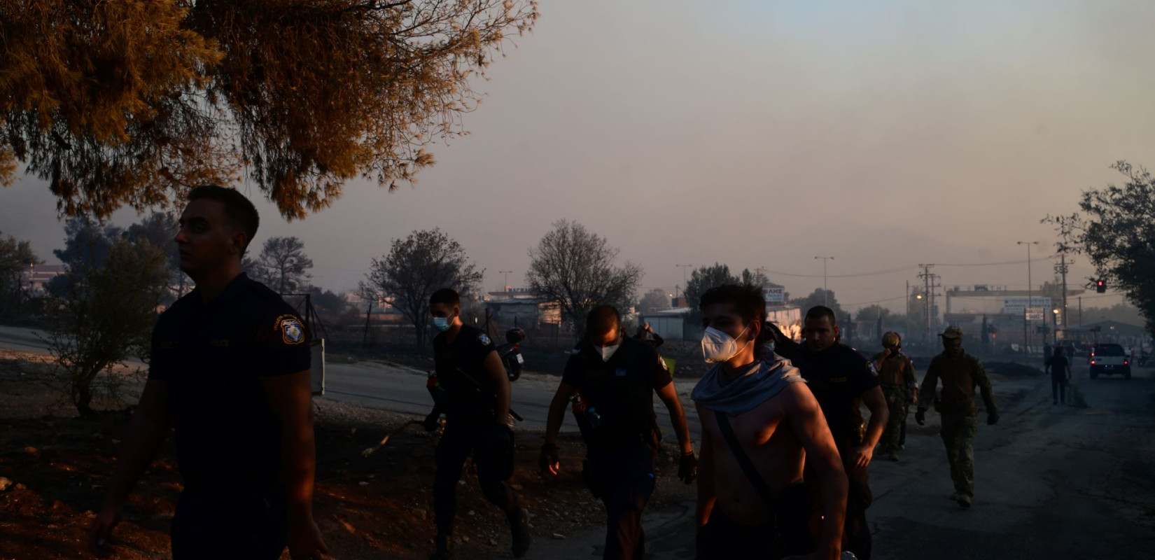 Φωτιά στην Αττική: Κάηκαν 2 πυροσβεστικά οχήματα στον Νέο Βουτζά - Συνεχίζονται οι εκκενώσεις οικισμών (φωτ.)