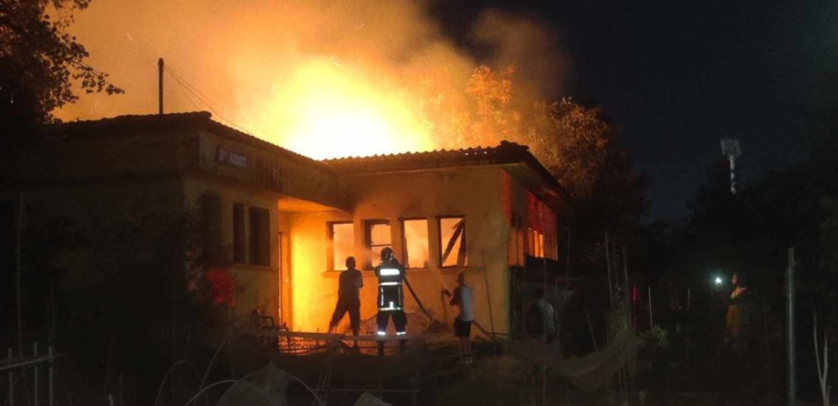 Θεσσαλονίκη: Οριοθετήθηκε η φωτιά στο πρώην στρατόπεδο Καρατάσιου