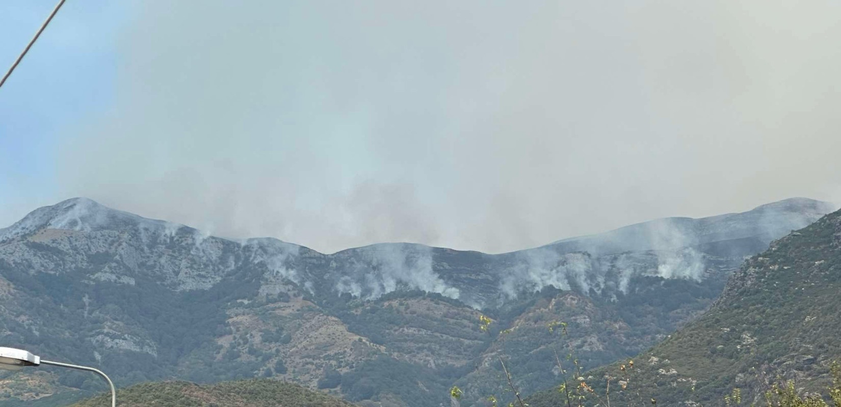 Καβάλα: Μάχη με διάσπαρτες εστίες φωτιάς στο Παγγαίο - Ενισχύθηκαν οι δυνάμεις, επιχειρούν επτά εναέρια (φωτ.)