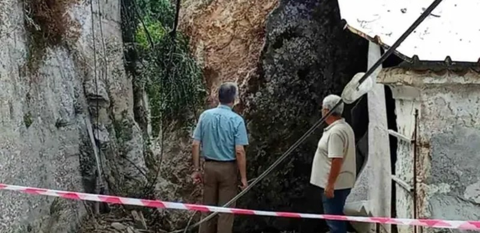 Κέρκυρα: Τεράστιος βρόχος ξεκόλλησε από πλαγιά βουνού και έπεσε σε δρόμο χωριού (φωτ.)